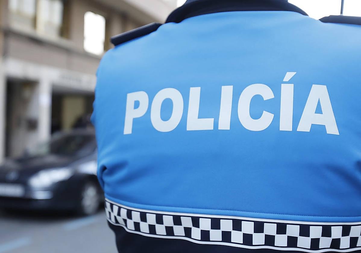 Un hombre de 70 años fallece junto a un vehículo en la vía pública