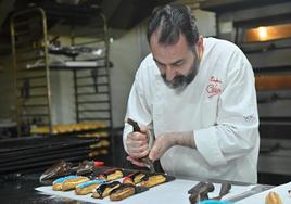 Rafael Mesonero, presidente de la Asociación de Confiteros de Valladolid, elabora los pasteles penitentes.