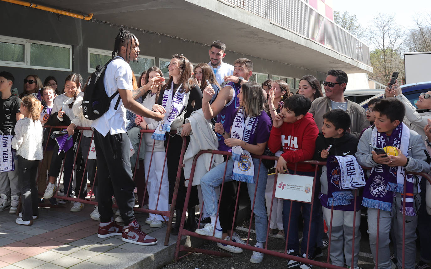 La afición palentina se despide de los jugadores del Real Madrid