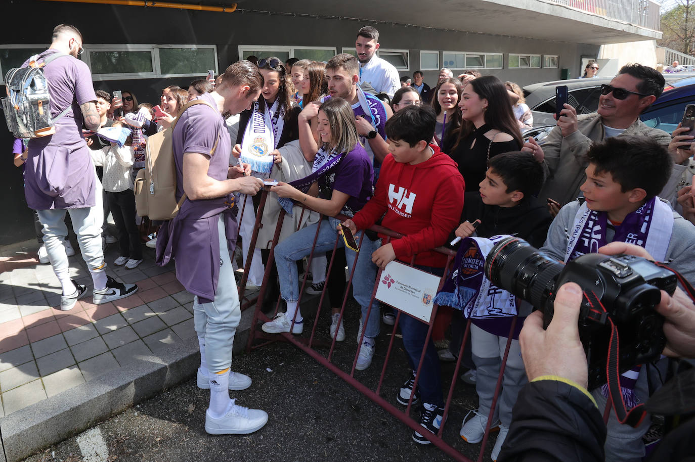 La afición palentina se despide de los jugadores del Real Madrid