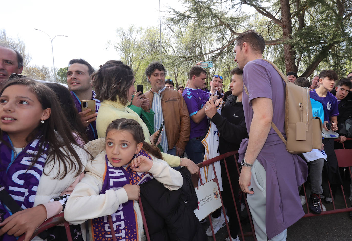La afición palentina se despide de los jugadores del Real Madrid