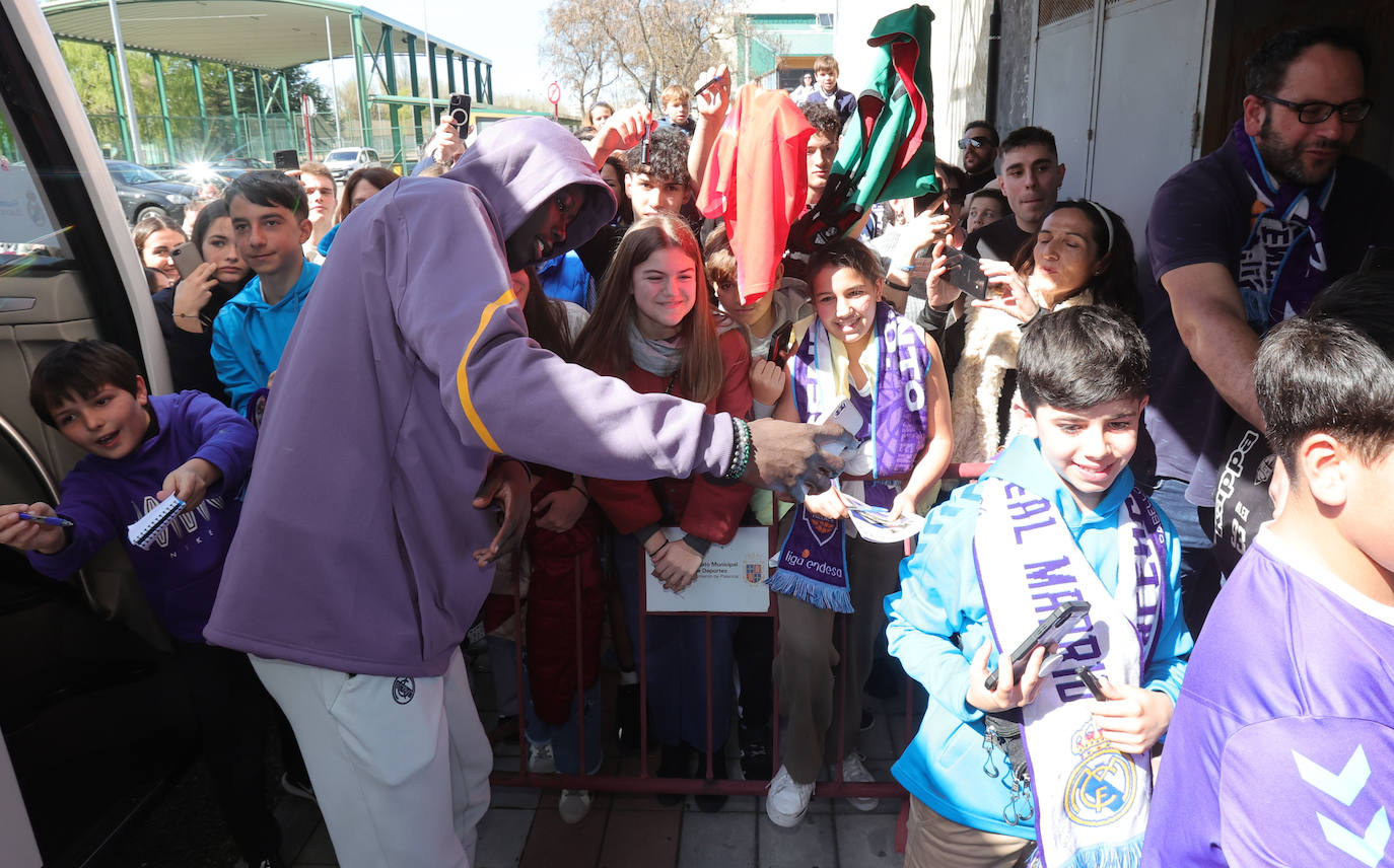 La afición palentina se despide de los jugadores del Real Madrid