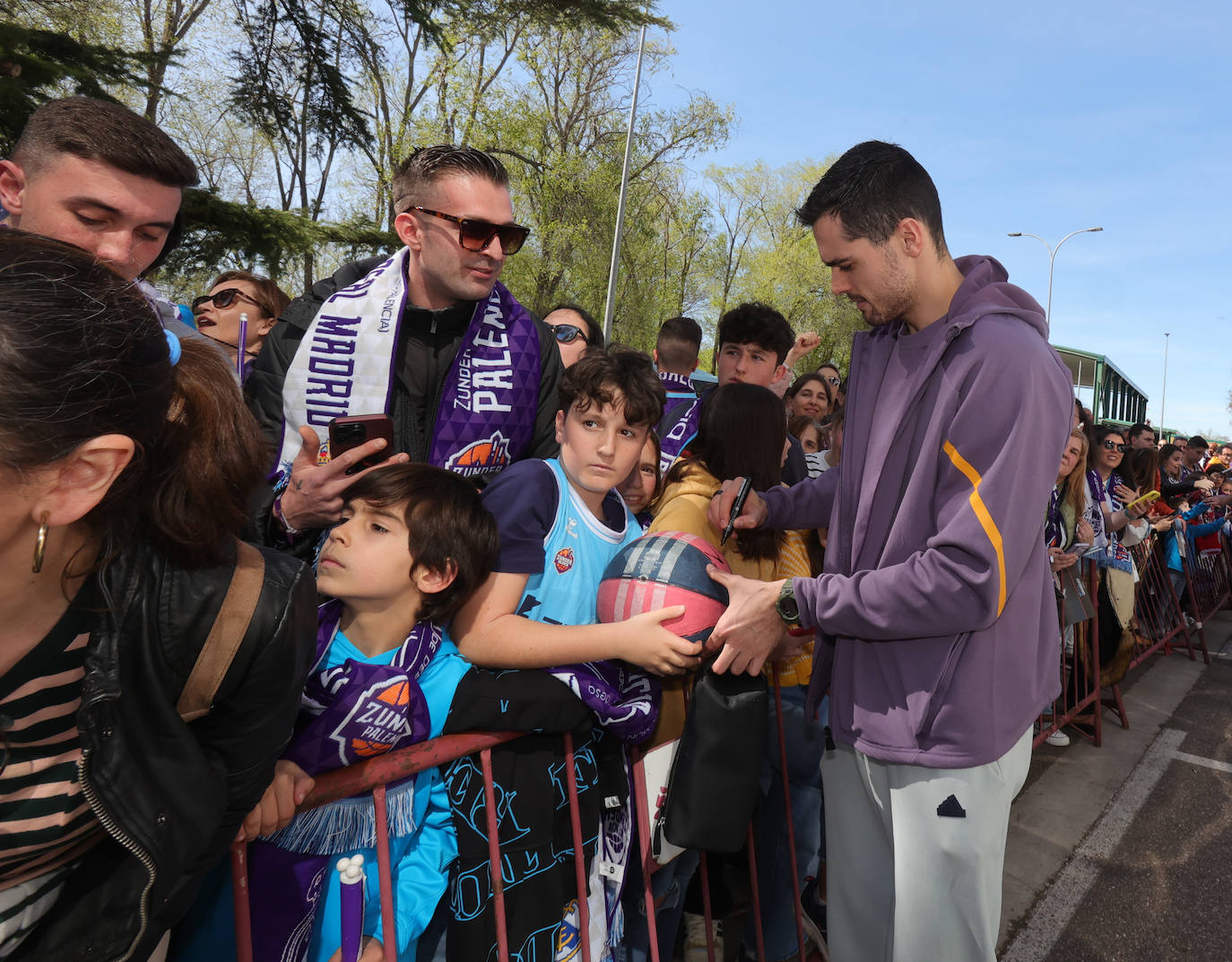 La afición palentina se despide de los jugadores del Real Madrid