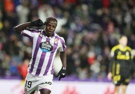 Amath celebra uno de los dos goles que marcó ante el Real Oviedo en Zorrilla.