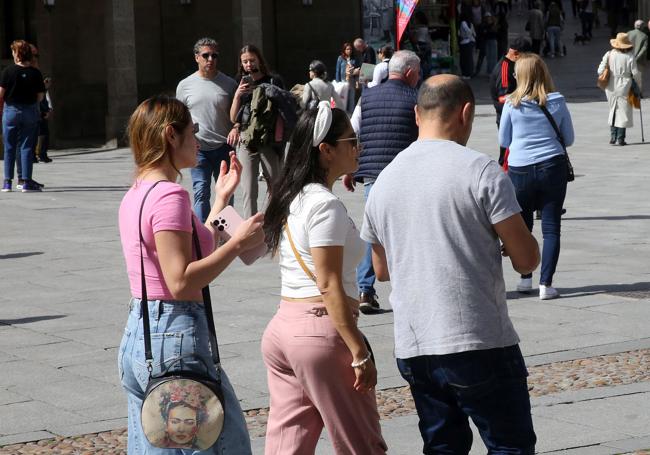 Turistas pasean por Segovia capital el pasado 19 de marzo, con elevadas temperaturas para la época.