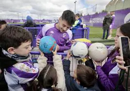 Las aficionados más jóvenes piden autógrafos a los futbolistas del Real Valladolid