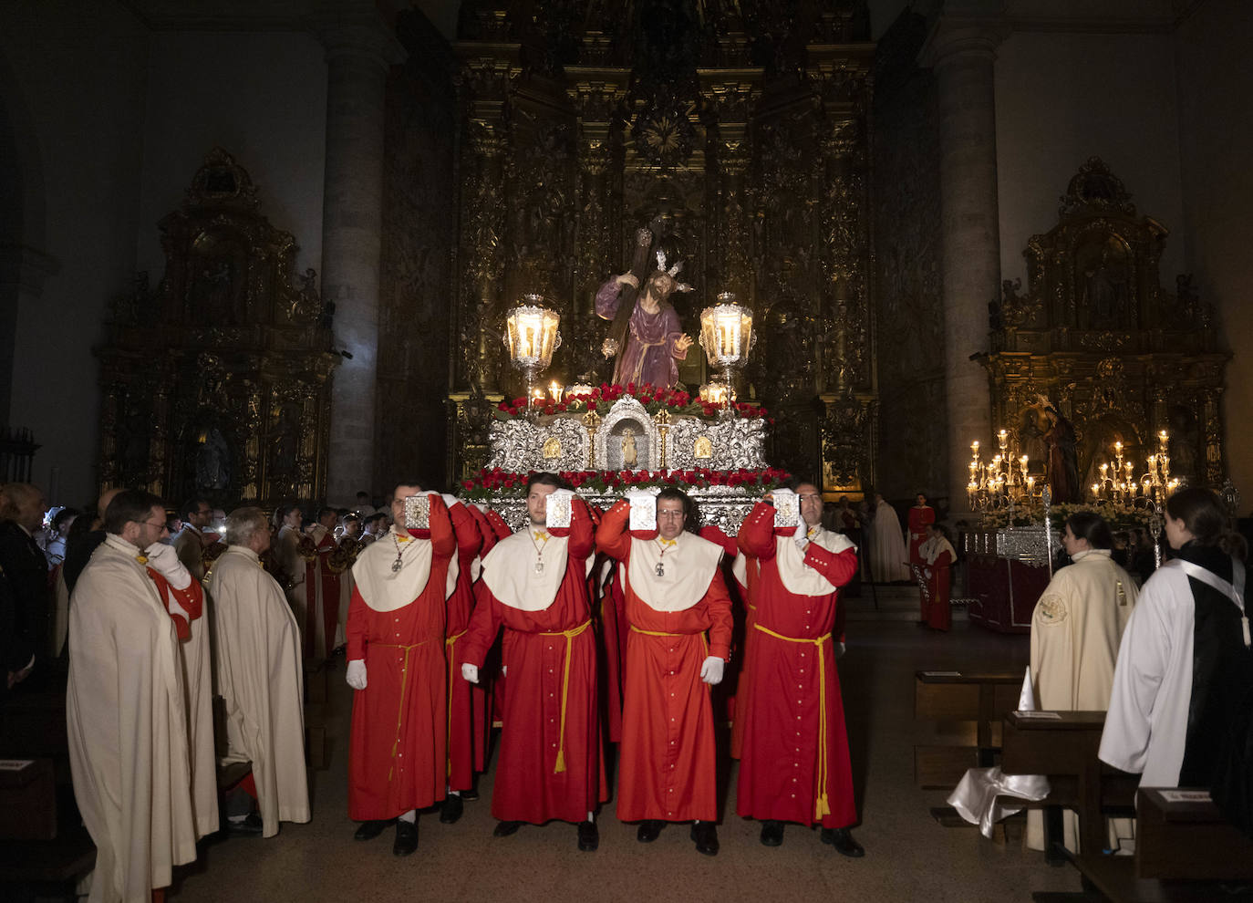 Las lágrimas de los cofrades por la suspensión de la procesión del Encuentro