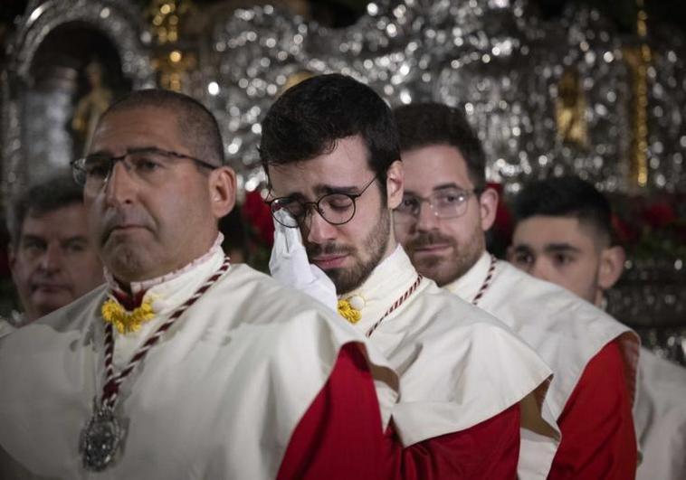 Cofrades de del Santísimo Cristo Despojado, desolados.