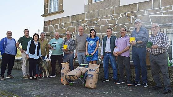 ACOR dona 200 kilos azúcar para construir 400 trampas contra las avispas asiáticas