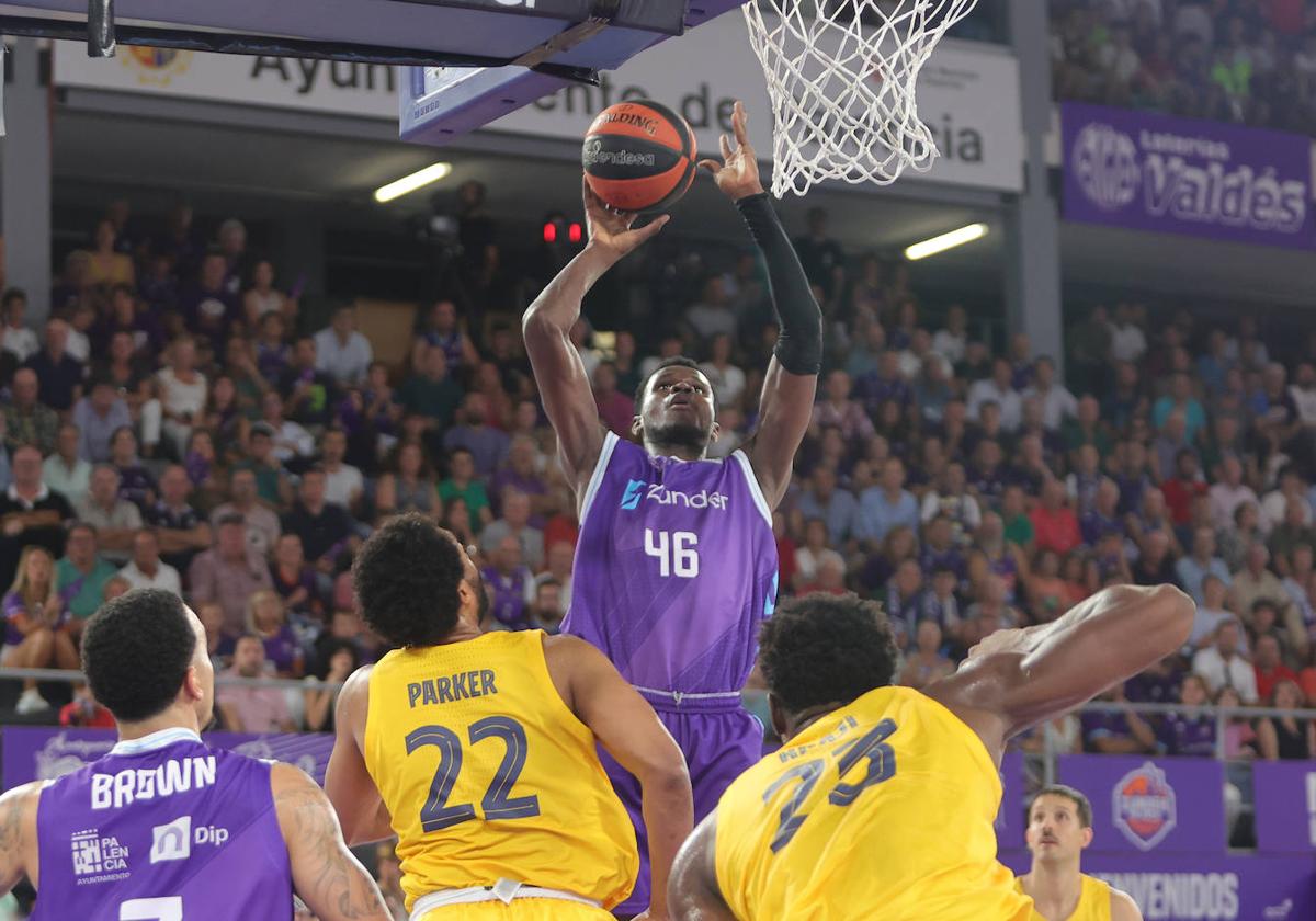 Ousmane N'Diaye se eleva para anotar ante el Barcelona en el Pabellón Municipal.