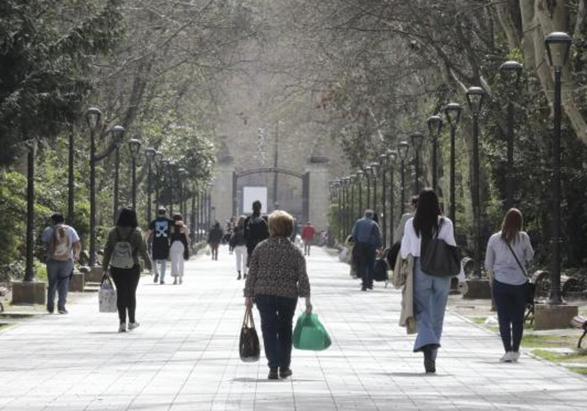 Viandantes por el paseo del Campo Grande.