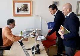 Raúl de la Hoz (PP) y Carlos Menéndez (Vox) registran la proposición de ley en las Cortes de Castilla y León.