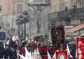 Una de las últimas procesiones realizadas bajo la lluvia en Segovia.
