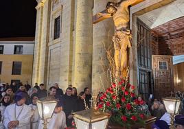 Mañueco presencia la salida de la procesión junto a otros representantes políticos.