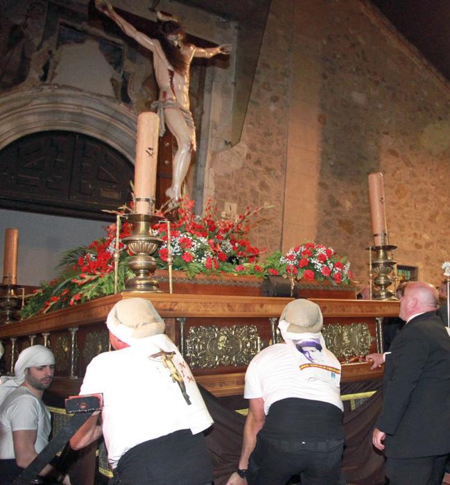 Salida del Cristo de la iglesia de Santa Eulalia.