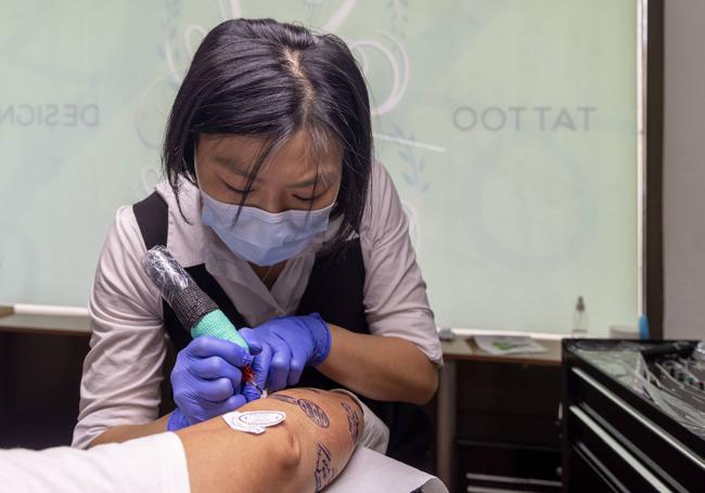 La tatuadora taiwanesa afincada en Salamanca Hui Yen Chang.