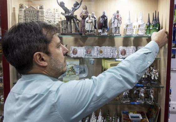 Jesús Muñumer, dueño de la tienda de souvenirs Artesanía Jorge Guillén en el centro de Valladolid.