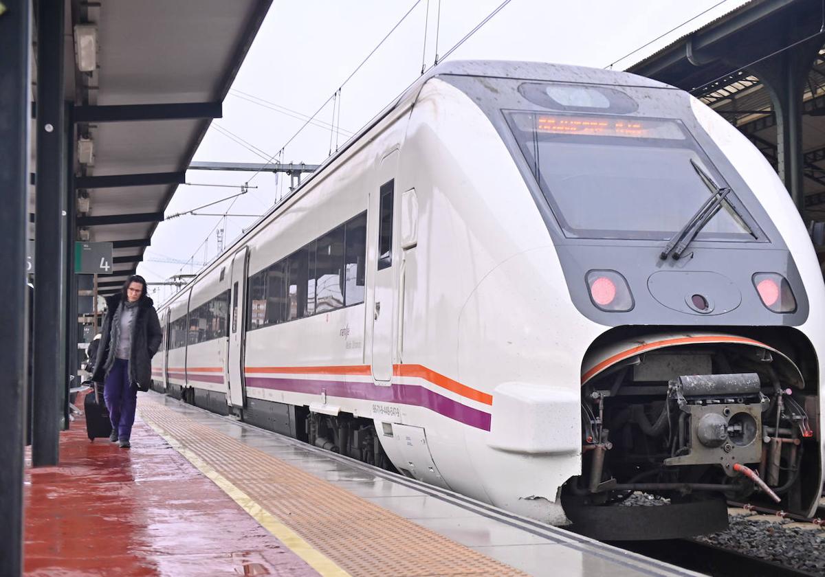 Tren en la estación Campo Grande de Valladolid.