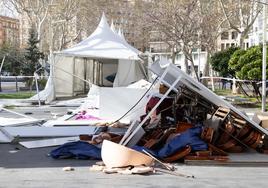 Carpas destrozadas en la Acera Recoletos por el viento.