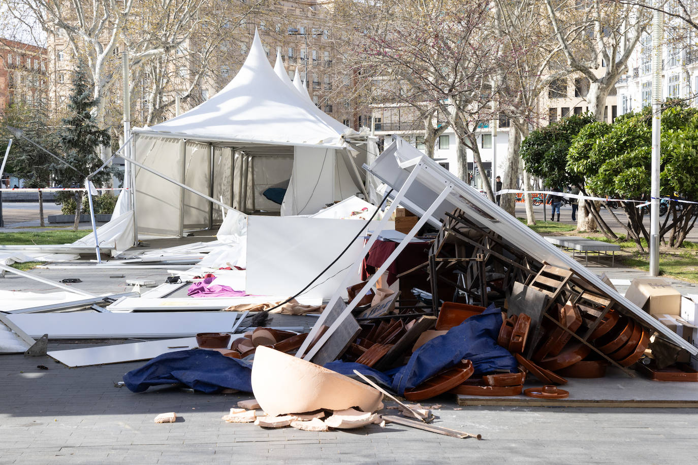 El viento destroza un puesto de artesanía en la Acera Recoletos.