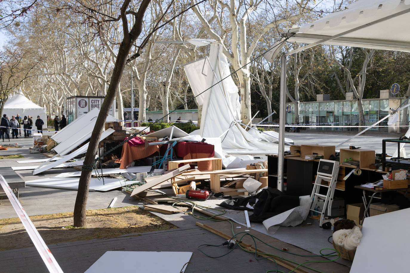 El viento destroza un puesto de artesanía en la Acera Recoletos.