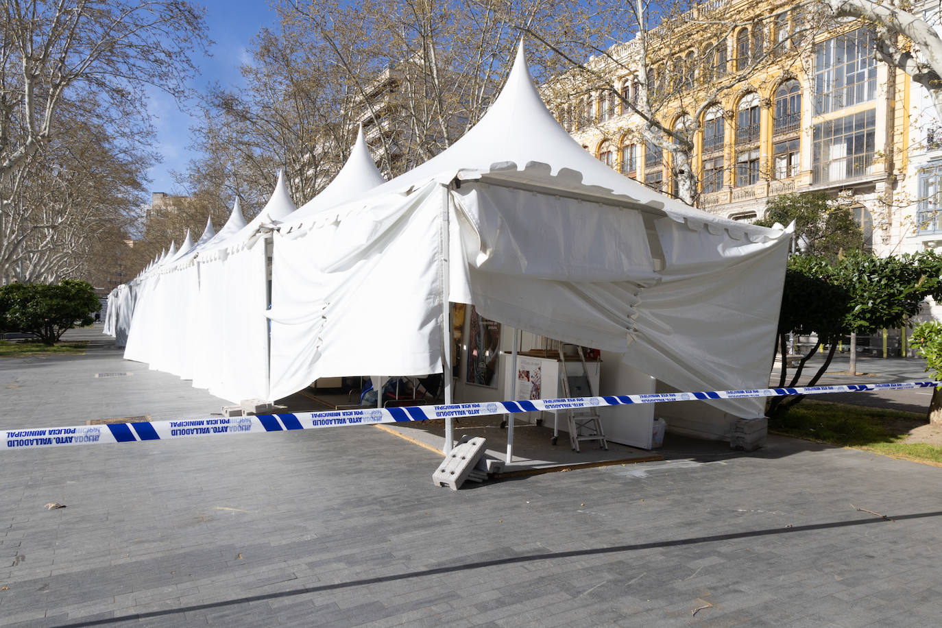 El viento destroza un puesto de artesanía en la Acera Recoletos.