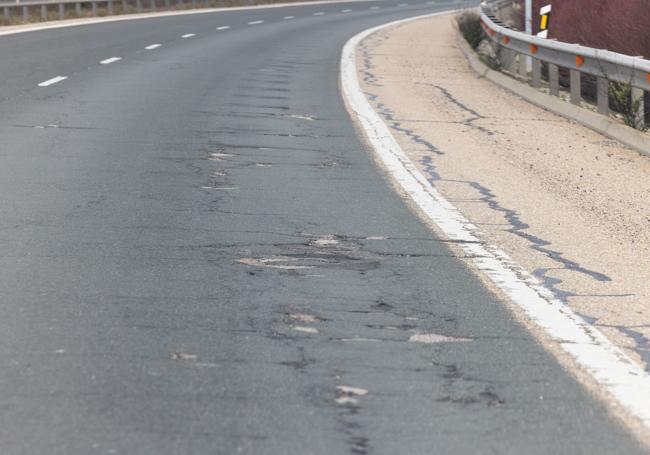 Baches en uno de los tramos de la A-11.