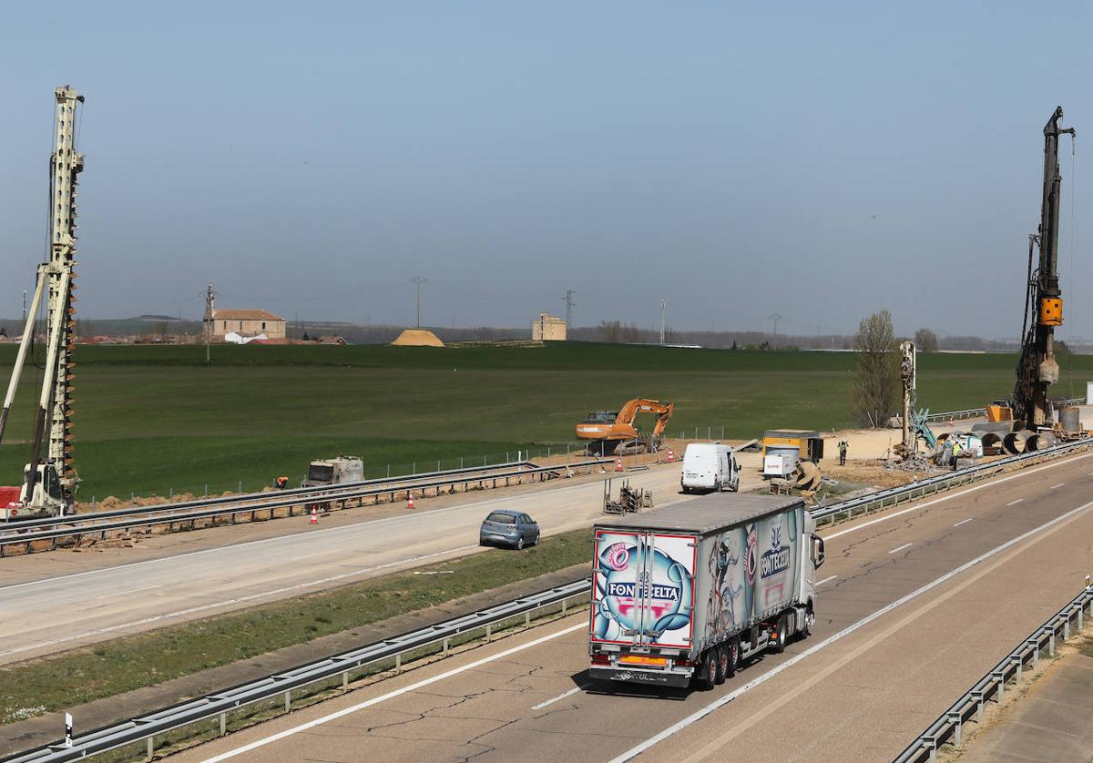 Obras para la alta velocidad en la A-67, en el tramo entre Amusco y Monzón.