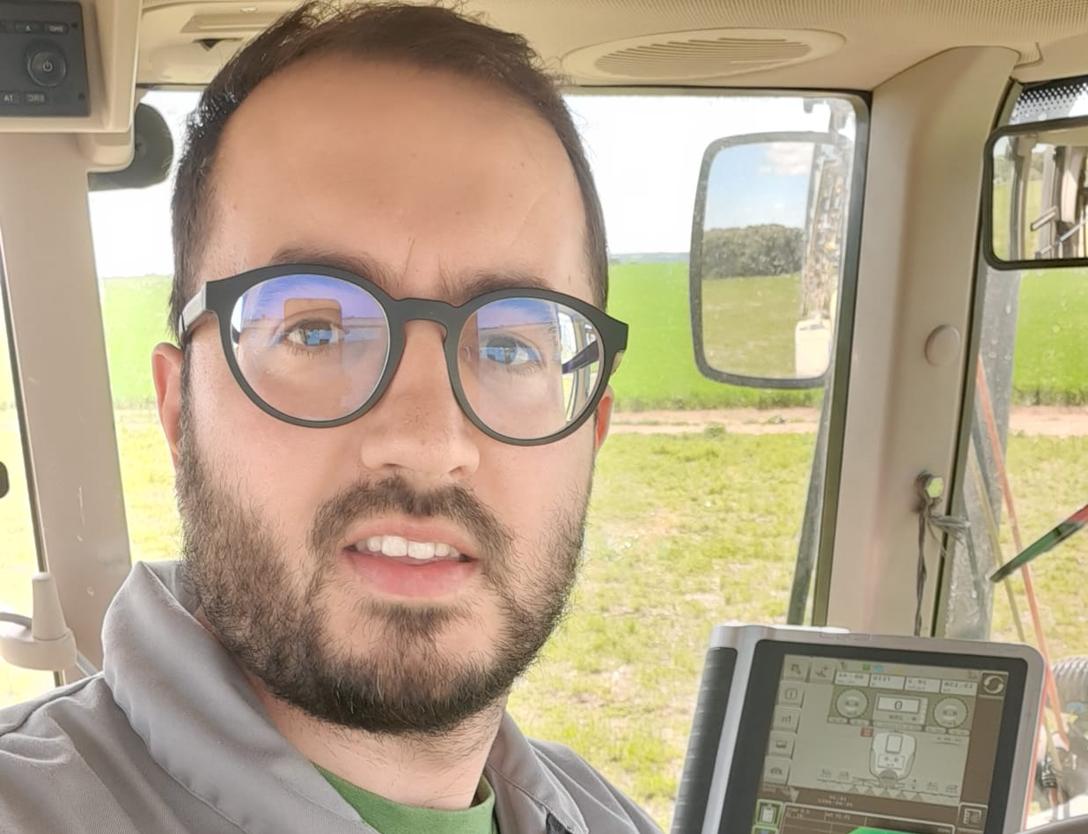 El agricultor Antonio Torres en la cabina de su tractor.