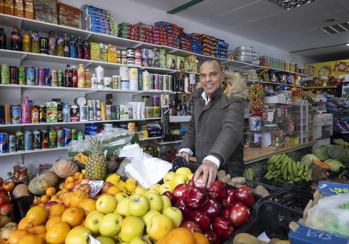Ahmed, en su tienda Abid Alimentación, ubicada en la Plaza de Circular, donde vende todo tipo de productos.