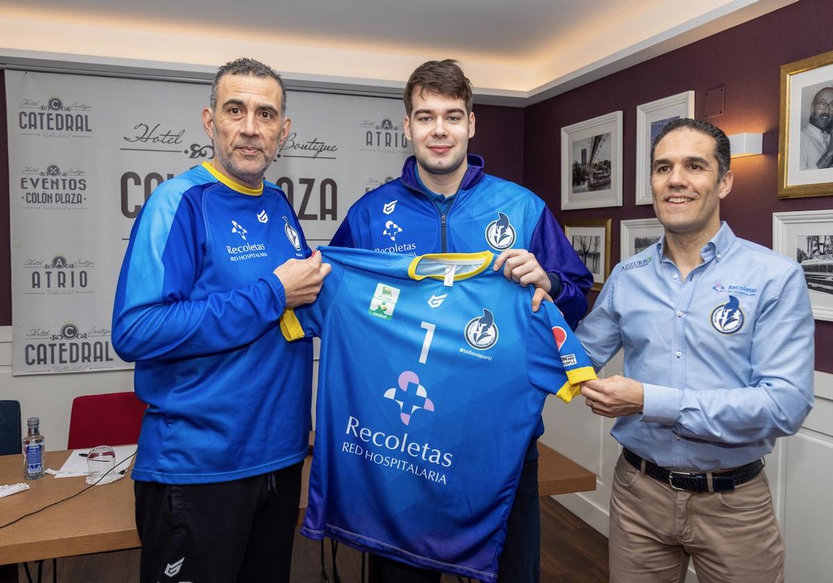 Beni Nagy posa con su nueva camiseta junto a David Pisonero (i) y Mario Arranz.