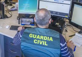 Guardia Civil investigando delitos informáticos.