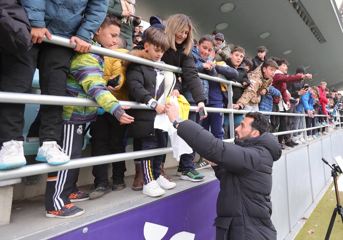 Álvaro Arbeloa firma autógrafos al público presente en La Balastera.