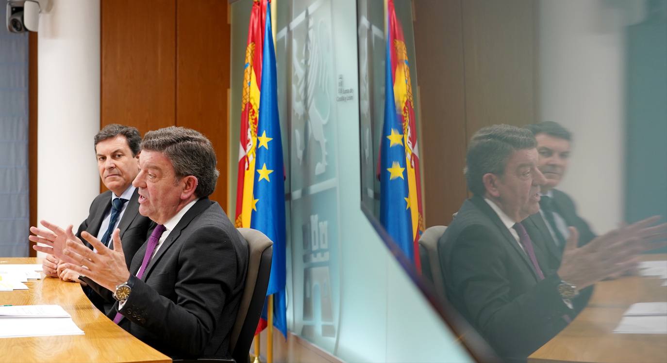 Carlos Fernández Carriedo y Luis Miguel González Gago, durante la ruda de prensa posterior al Consejo de Gobierno.