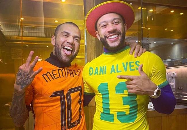 Dani Alves con Memphis Depay.