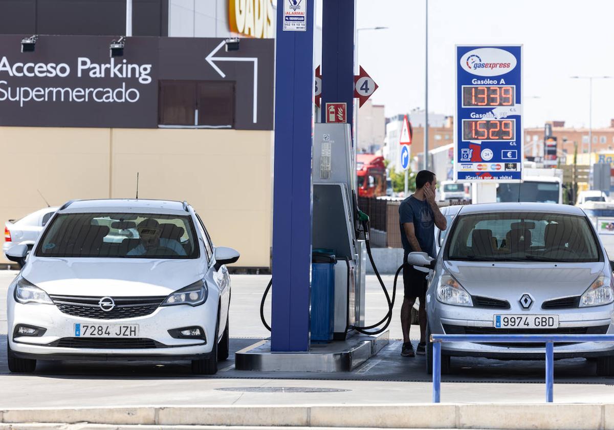 Un hombre reposta el depósito de su coche en una gasolinera de Valladolid.