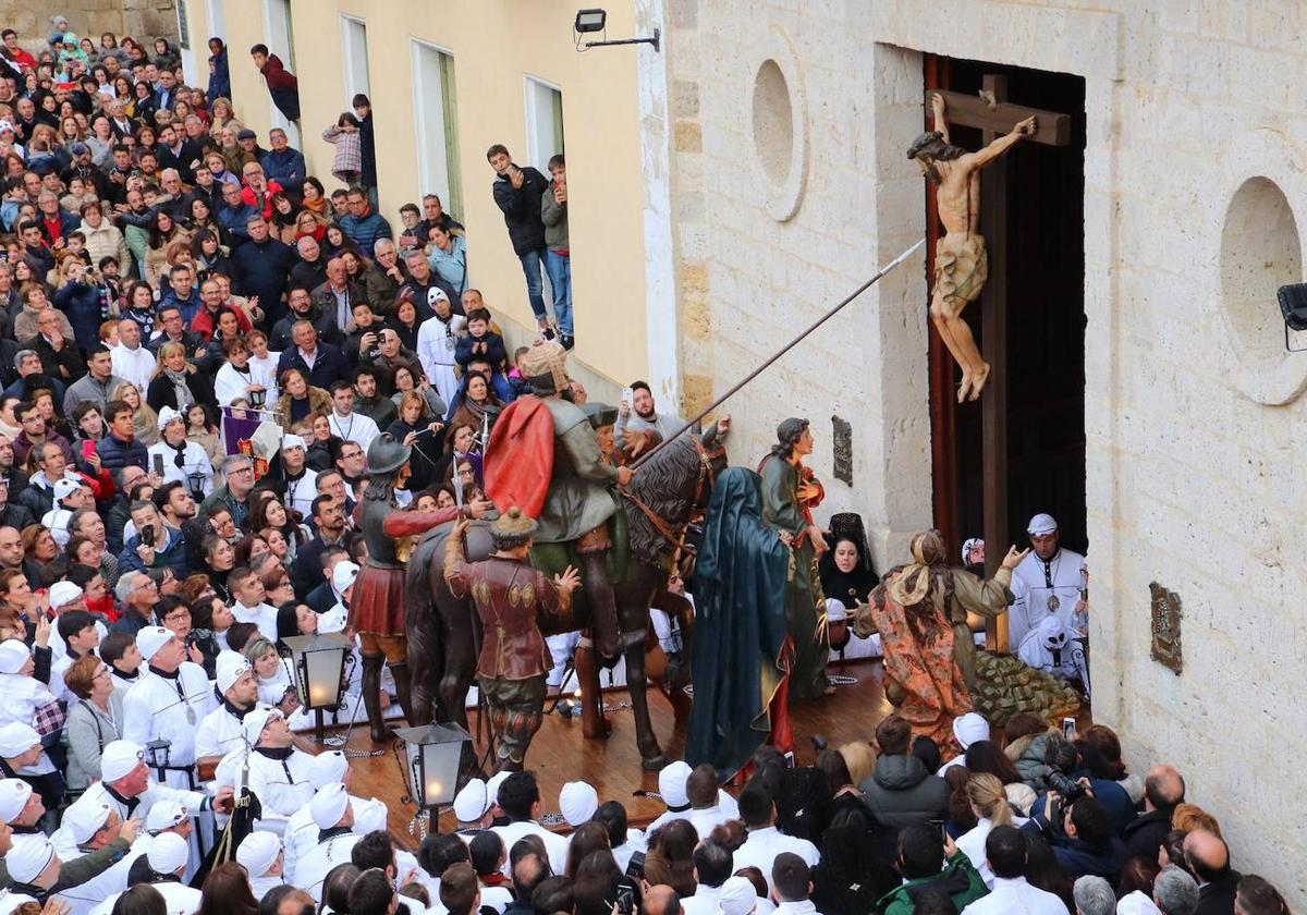 Salida de su capilla del paso de La Crucifixión del Señor, el popular Longinos.