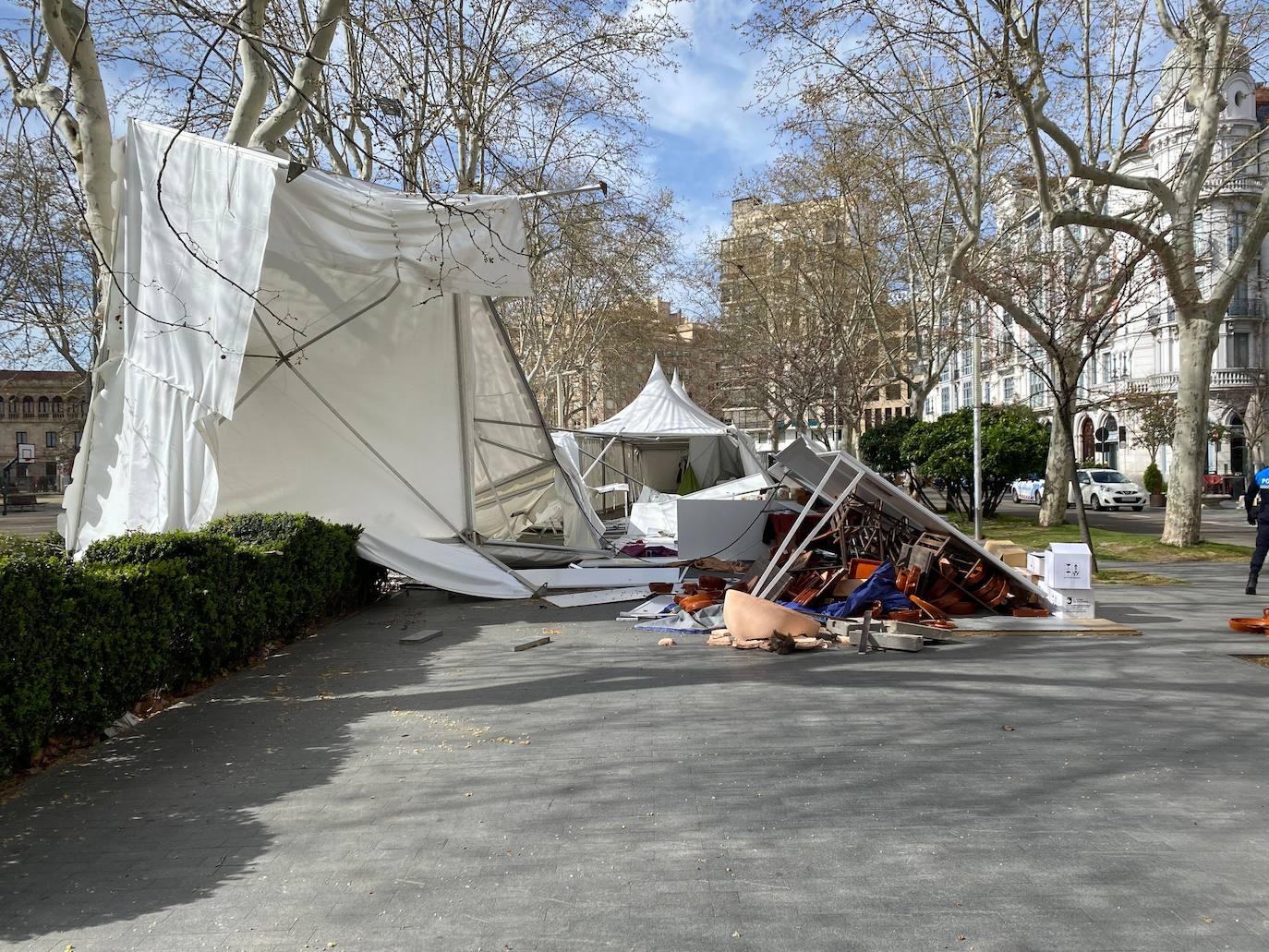 El viento destroza un puesto de artesanía en la Acera Recoletos.