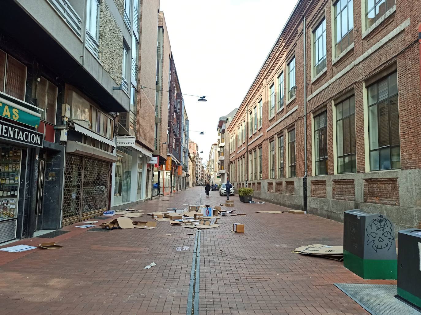 Varias cajas de cartón son arrastradas por el viento en la calle Teresa Gil.