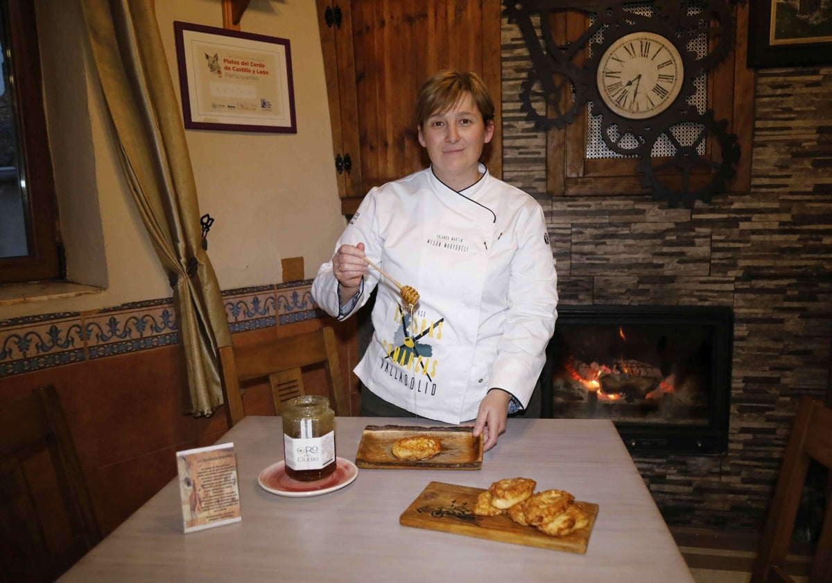 Yolanda Martín con su plato estrella, las torrijas.