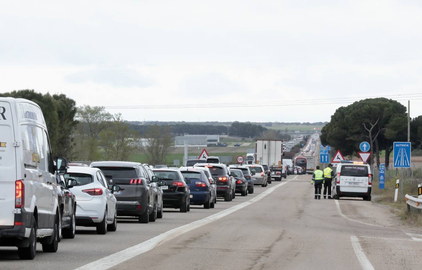 Las imágenes de las retenciones en la A-62 por la operación salida