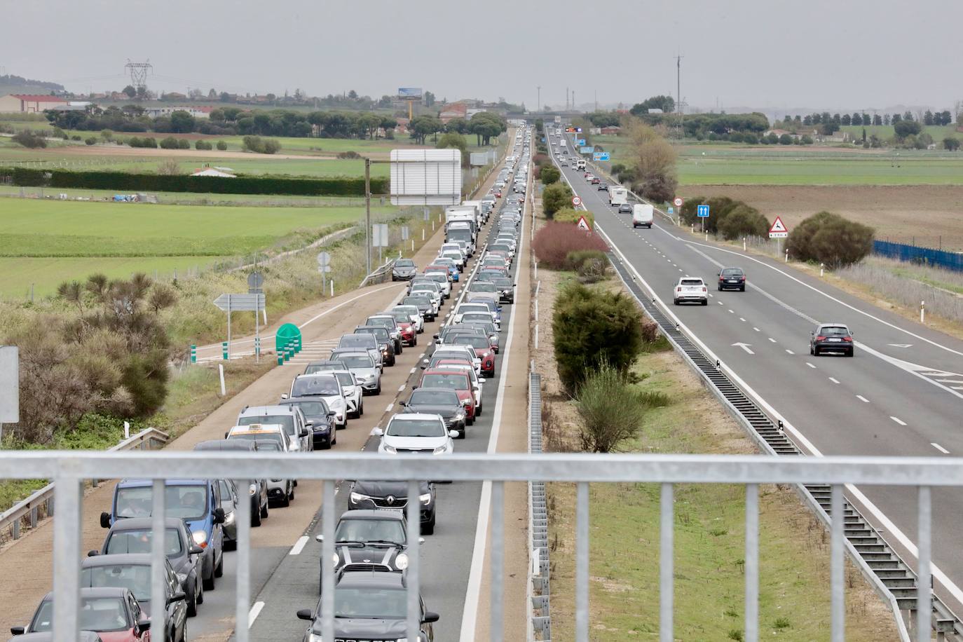 Las imágenes de las retenciones en la A-62 por la operación salida