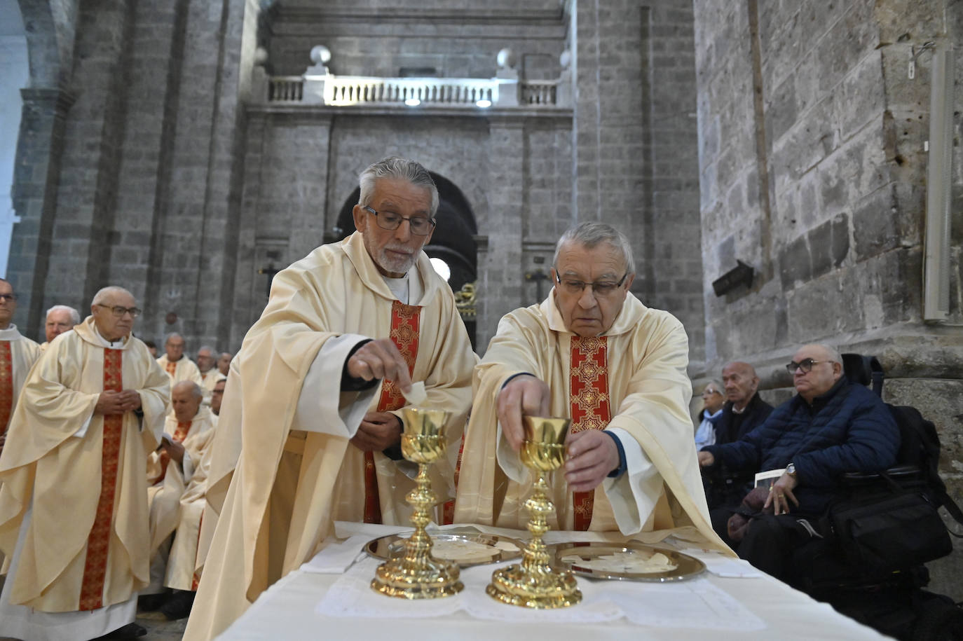 Las imágenes de la misa crismal de Jueves Santo en Valladolid