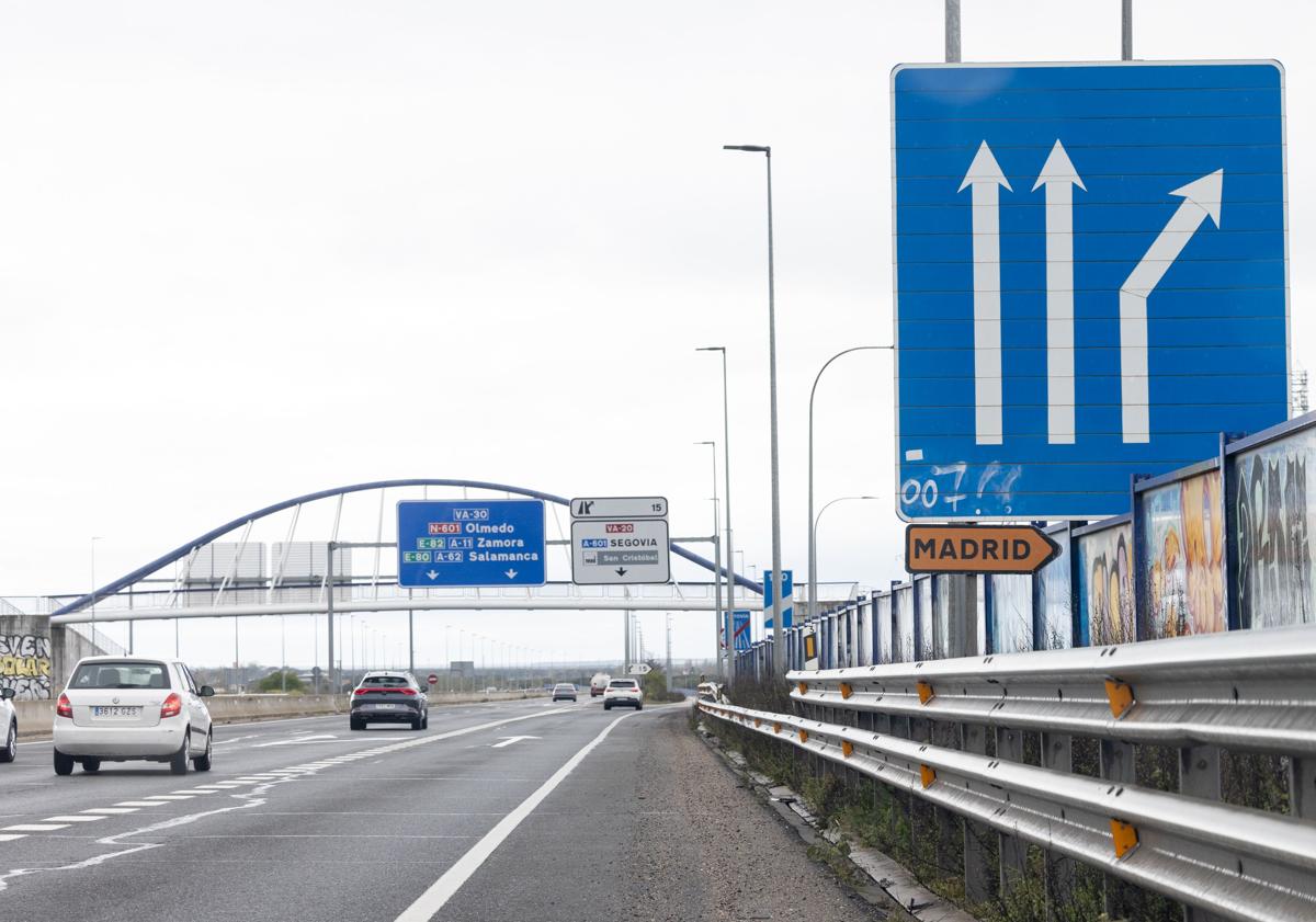 Imagen principal - Señales efímeras que indican el camino a Madrid, en la ronda exterior VA-30.