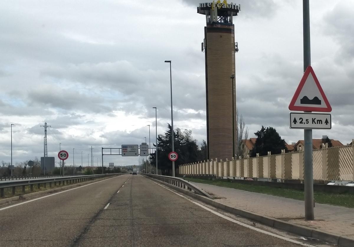 Cartel con el aviso de baches, en la ronda VA-20.