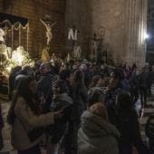 Decenas de personas, en el interior de la Catedral tras la llegada de los pasos.