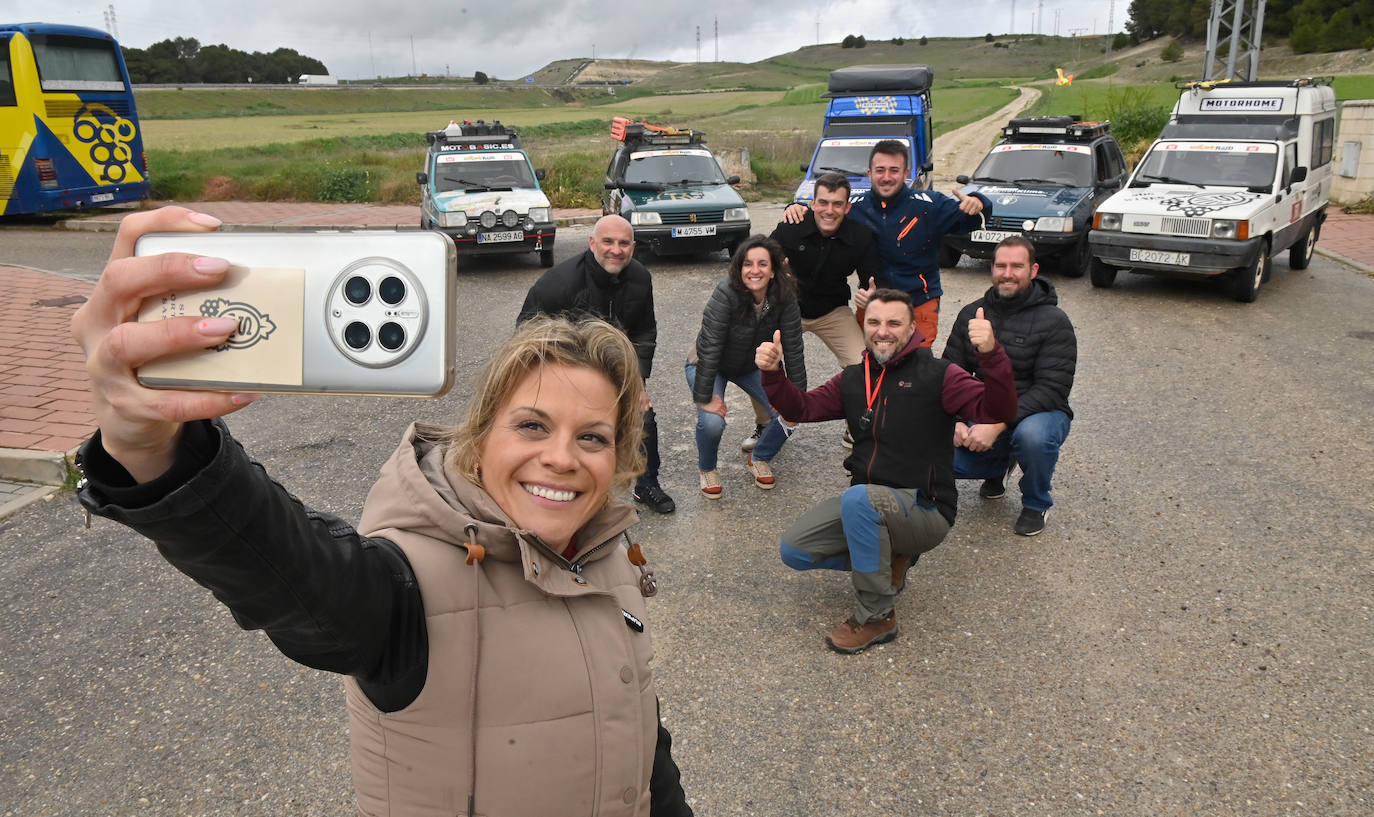Silvia haciéndose un selfie con sus amigos y sus vehículos al fondo