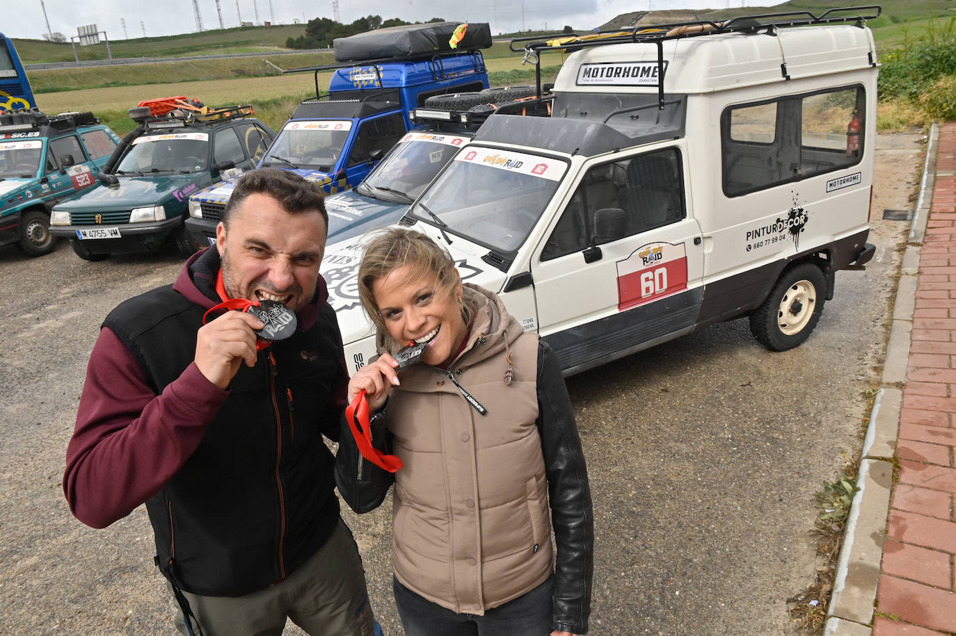 Víctor y Silvia con las medallas que entregaron a todos los participantes al terminar la prueba