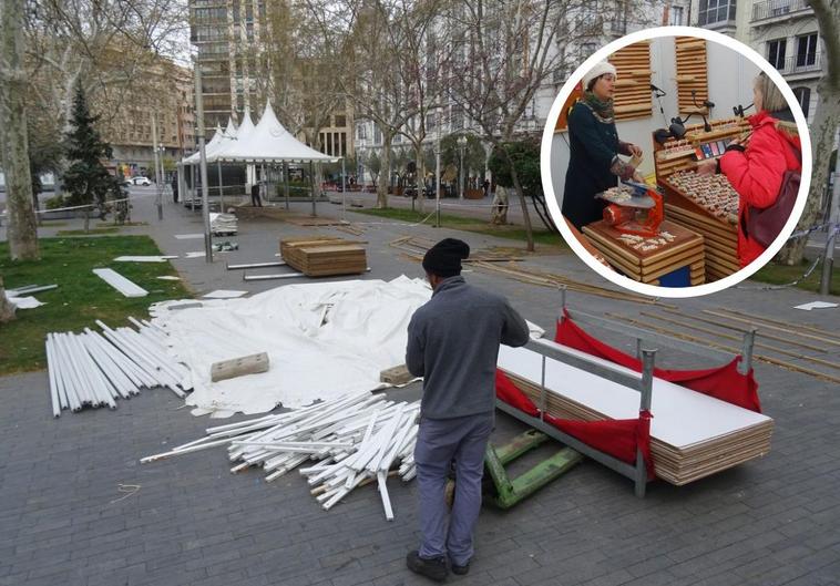 Labores de desmontaje de la carpa dañada por el viento y detalle de uno de los veinte puestos que sí han podido abrir en la Feria de Artesanía de Recoletos.