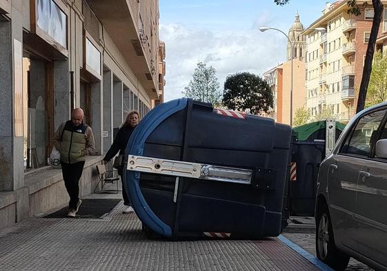 Contenedor de basura volcado por el viento sobre una acera de Ezequiel González.